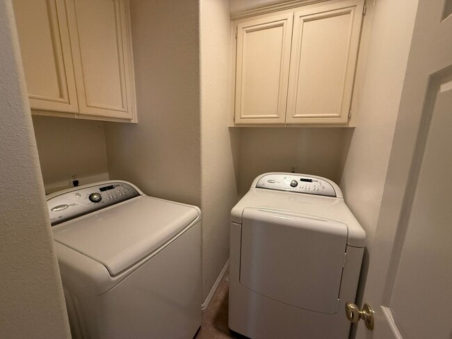 Building Photo - LOCATION LOCATION!! 4BR/3BA Townhome in De...