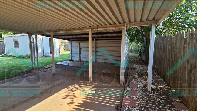 Building Photo - 3 Bed 2 Bath with ALL the Amenities!