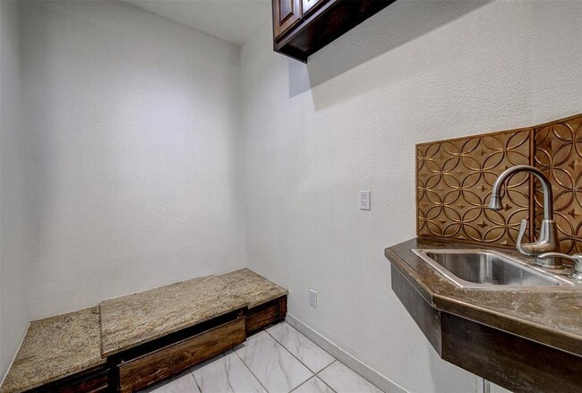 Building Photo - 6005 Sierra Leon