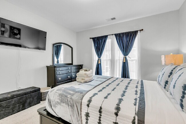 Building Photo - Cozy executive rental in Savannah highlands