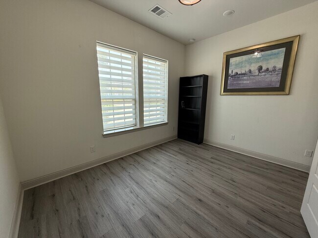 Building Photo - 620 Courtyard Ln