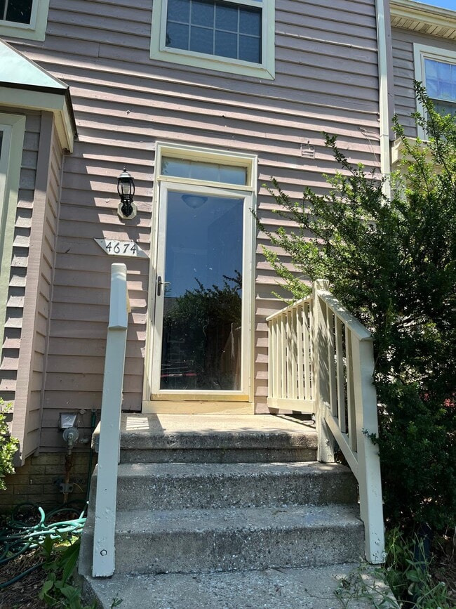 Building Photo - 4674 Mews Dr