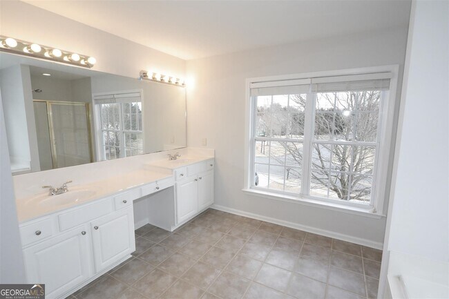 Building Photo - 3205 Vaughan Dr