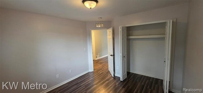 Building Photo - 38604 Meadowdale St