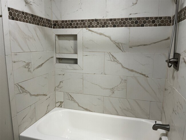 Building Photo - 304 S Shadowbend Dr