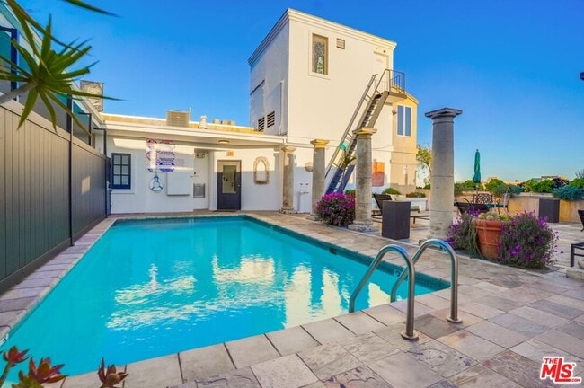 Building Photo - 435 N Oakhurst Dr