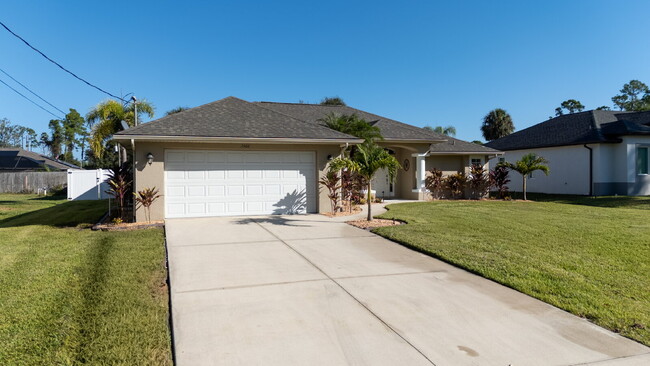 Building Photo - Move in with Zero Deposit! Turnkey Furnish...