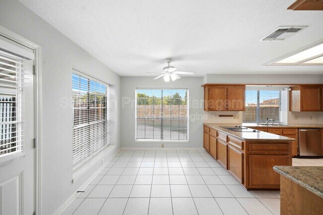 Building Photo - 15911 Moonrock Dr