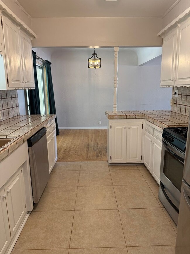 Building Photo - 3-bedroom, 2-bathroom home located in the desirable Garden Tract Subdivision