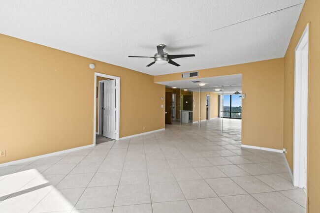 Building Photo - 336 Golfview Rd