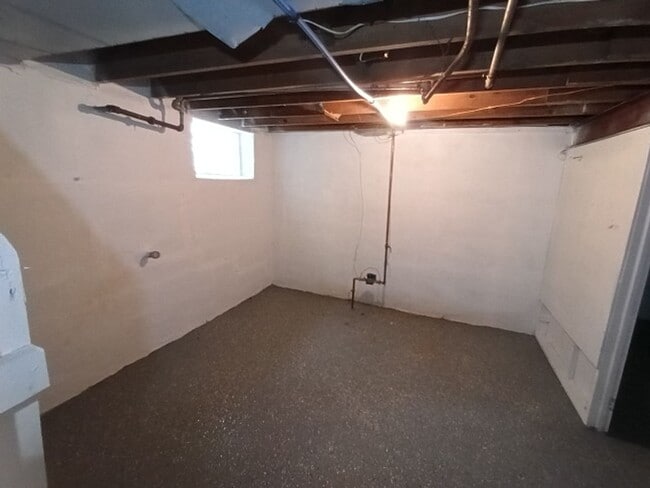 Building Photo - Charming 3 bedroom/1.5 bath Brick Home - Now Available!