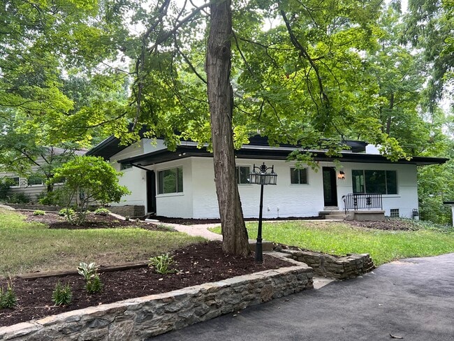 Building Photo - 9499 Maple Knoll Dr