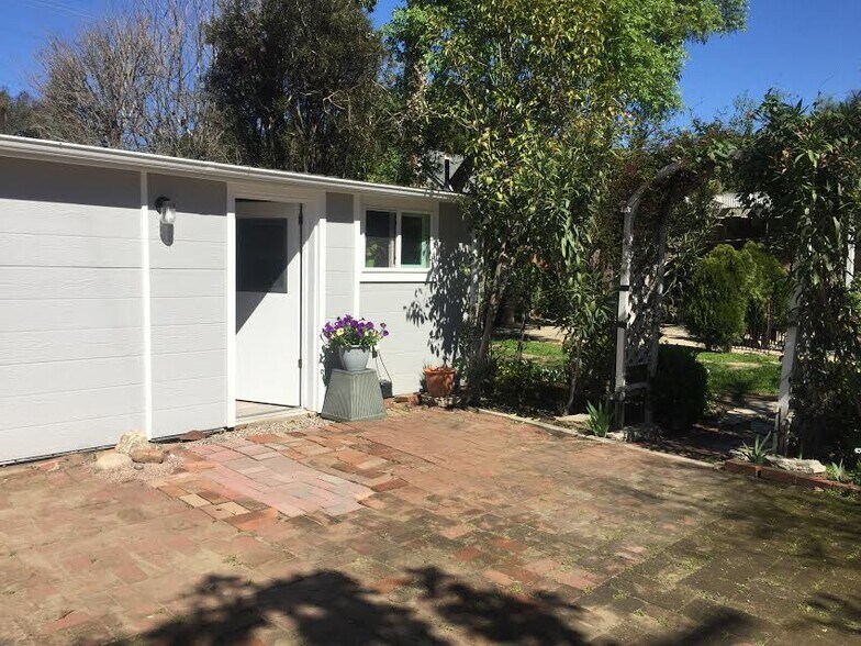 Building Photo - 5649 Stansbury Ave