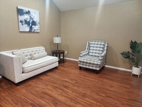Building Photo - Move In Ready