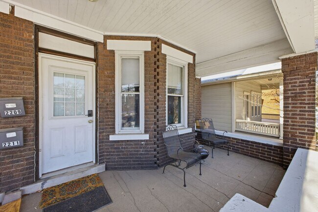 Building Photo - 2209-2211 Summit St