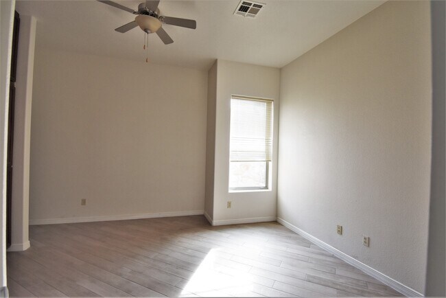 Building Photo - Beautiful 3 Bed/2Bath Townhouse Home off of Roadrunner Pkwy