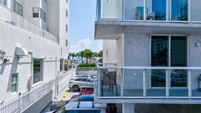 Building Photo - 2457 Collins Ave
