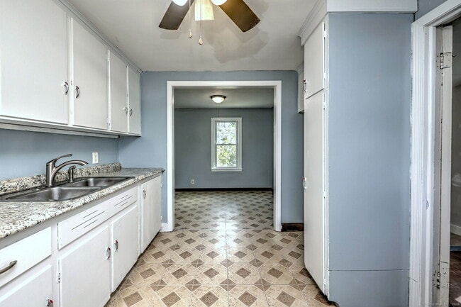 Building Photo - 22 Holmes Ave