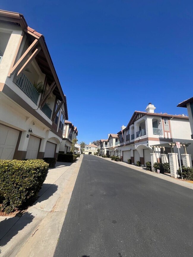 Building Photo - Encinitas Gem: Stunning 2 Bed 2.5 Bath Tow...