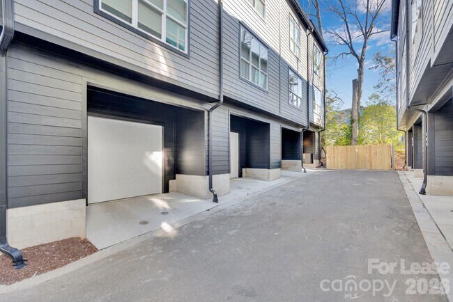 Building Photo - 113 Verbena St