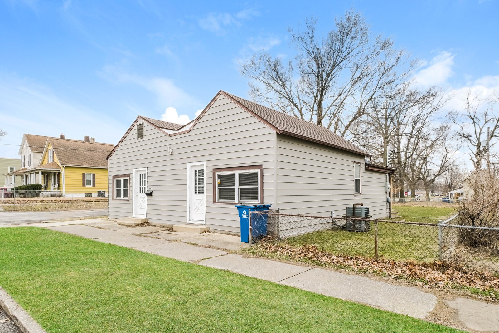 Building Photo - 2101 Dewey Ave
