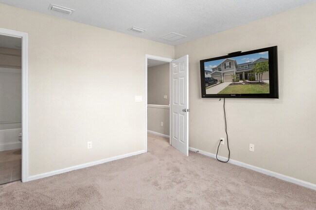 Building Photo - 3 Bedroom / 2.5 Bathroom Townhouse in the Meadows at Oakleaf