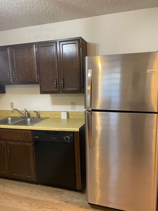 Building Photo - 2 Bed / 2 Bath Duplex with Garage & Private Yard – Great Location!