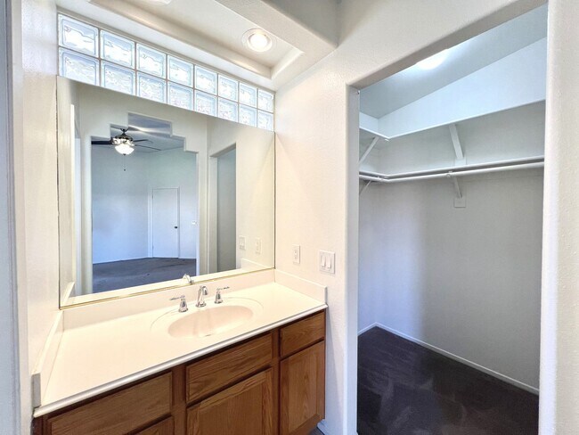 Building Photo - AVAILABLE NOW!!! 3 Bedroom 2 Bathroom Home in La Quinta