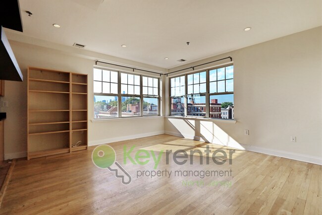 Building Photo - Top-Floor 2BR/2BA Condo with NYC Views + P...