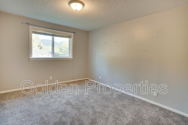 Building Photo - 3703 E Pine Hill Dr
