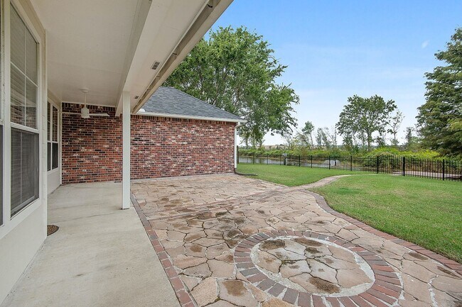 Building Photo - On the Lake!  Large 3 Bedroom with huge fenced back yard