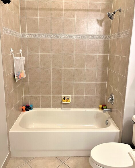 Shower/Tub in 2nd Bed - 4321 Savannah Bay Pl