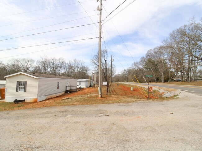 Building Photo - Great Location in Muscle Shoals!