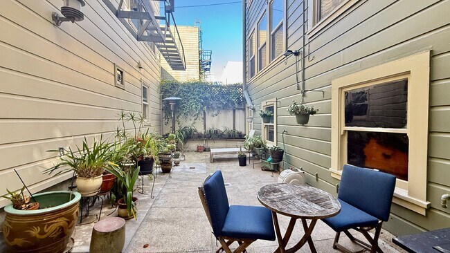 Building Photo - Charming Updated Top Floor 2BR/1BA Marina Apartment w/ Golden Gate Bridge Views! AMSI