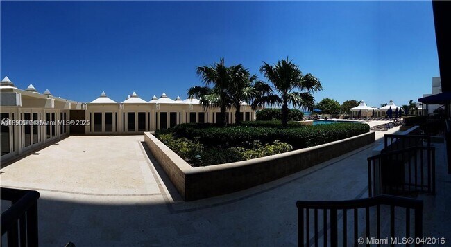 Building Photo - 5555 Collins Ave