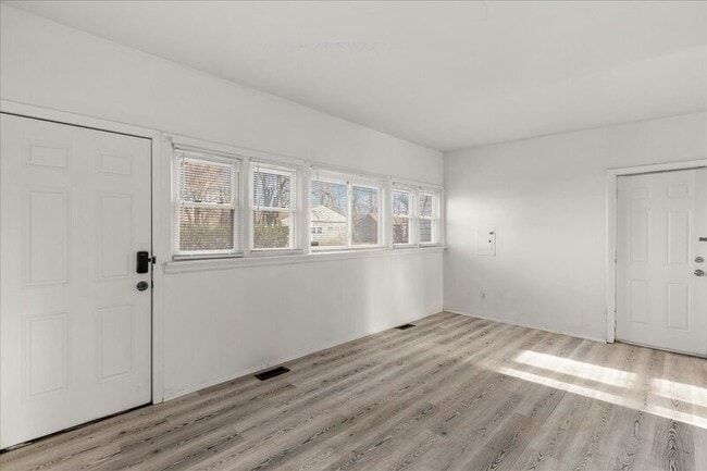 Building Photo - 28 Crescent Dr