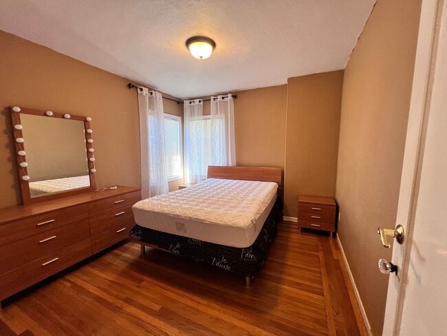 Building Photo - $1,000 OFF FIRST MONTH'S RENT!!!! Cozy 3 BD/2 BATH Single Family Home With 2 Floors Located in Al...