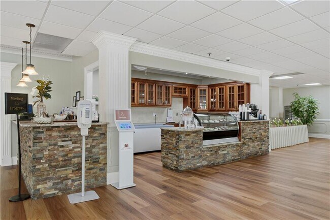 Building Photo - 300 Johnson Ferry Rd