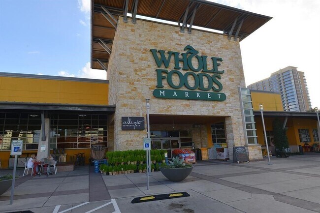 Building Photo - 1108 Peveto St