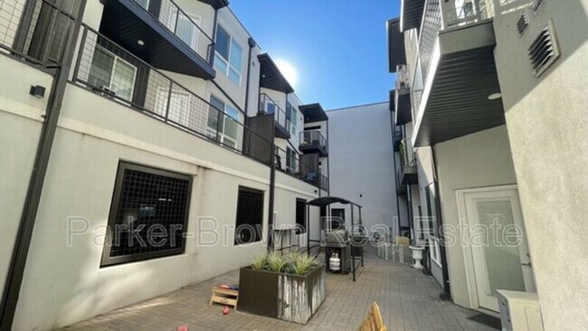 Building Photo - 965 S 200 W