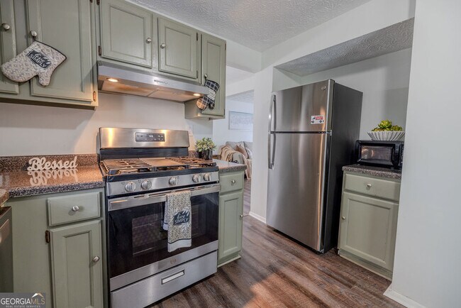 Building Photo - 2073 Raintree Pl
