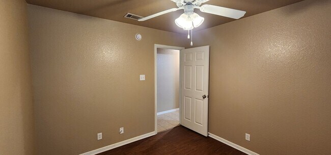 Building Photo - 3 Bedroom 2 Bath off Clear Creek Viewable ...