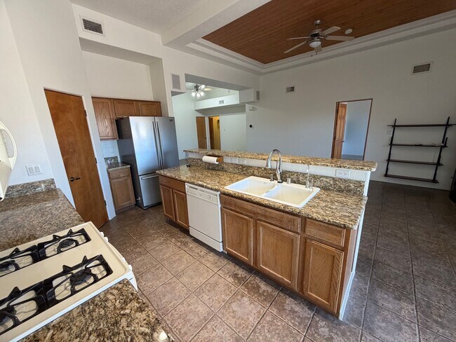 Building Photo - 3-Bedroom House!