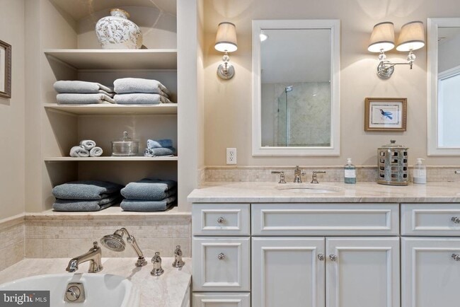 Building Photo - 4 Brettagne