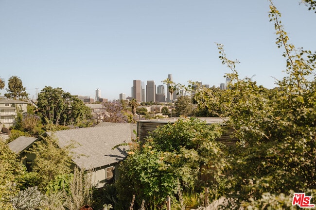 Building Photo - 1097 W Kensington Rd