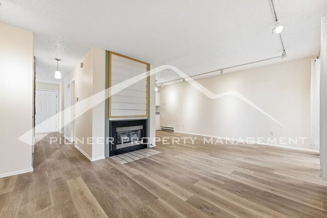 Building Photo - Charming Townhouse with Washer/Dryer and 1-Car Garage