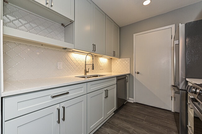 Building Photo - 5020-E Sardis Rd