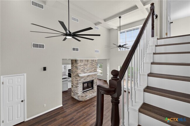 Building Photo - 1810 Mesa Oaks Cir