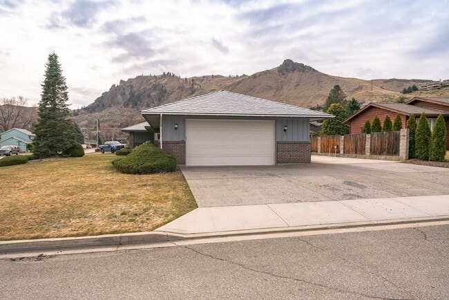 Building Photo - Single Floor Home! 3 bedroom, 3 bathrooms ...