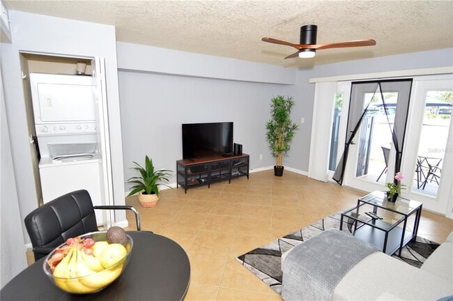 Building Photo - 3837 Pompano Dr SE